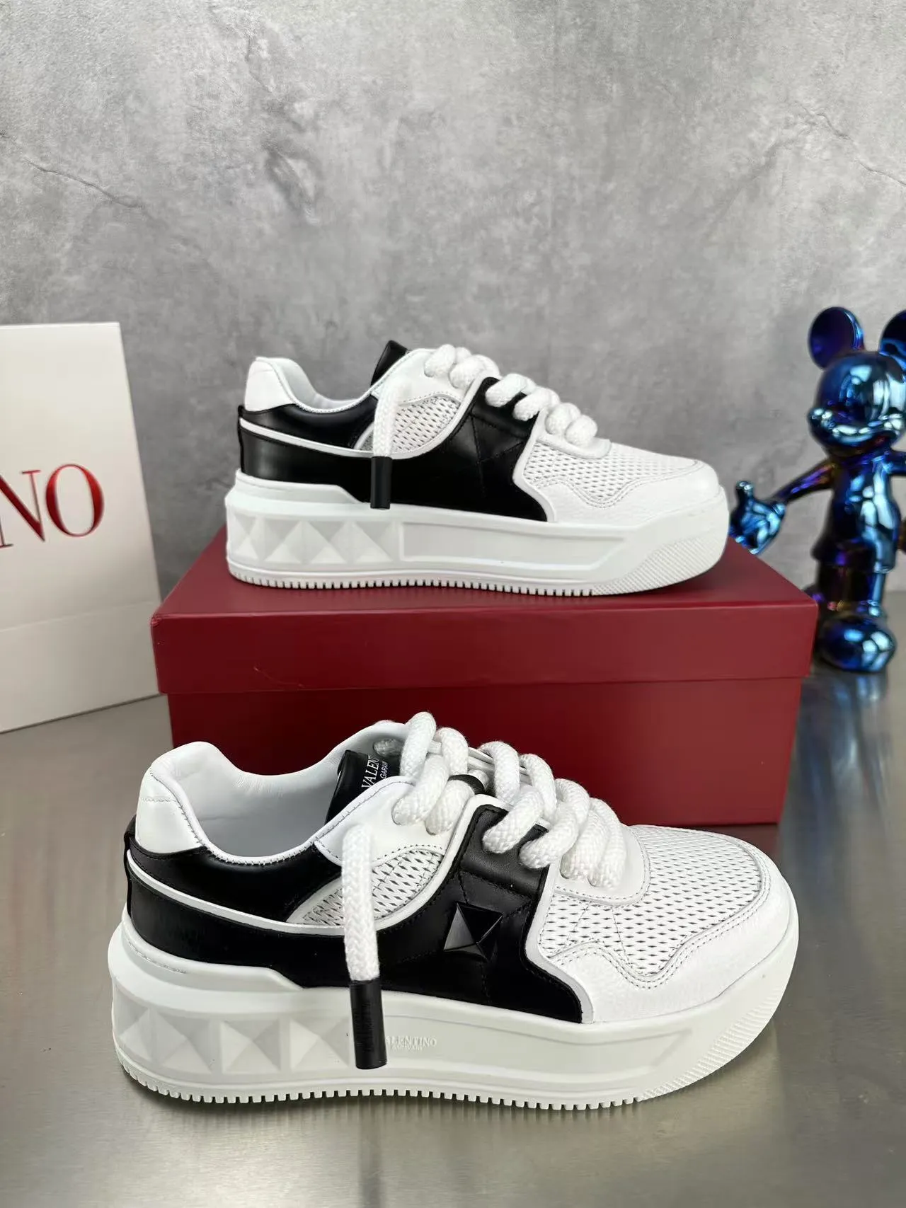 👟👟Ex-factory price 640👟👟 🔺Valentino🔺Valentino new casual shoes 2023 latest model hot style for catwalk couples, thick shoelaces, the same style as Elsa Hosk, Zhang Yixing, Guan Xiaotong and many other stars 🔥 Top version + lasting process, full oil edge on the upper. Fabric: Customized cowhide + cowhide lining with breathable mesh. Outsole: original molded TPU thickened outsole. Size for women is 35-40. Men’s size is 39-45.